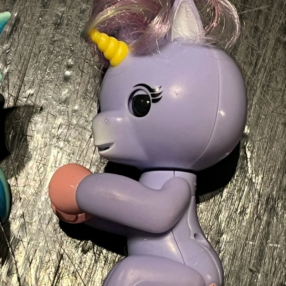 Set‎ of Two Wowwee Fingerlings Noa the Dragon Alika Baby Unicorn